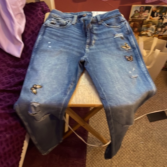 Hello I’m selling a mom jean tight waist high rise ripped butterfly not used! - Picture 5 of 5